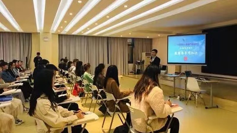 教师资格证教材和报班哪个好