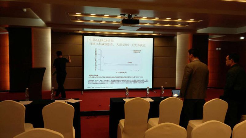 报考心理咨询师需要具备一定的学历要求。根据不同级别，学历要求如下：